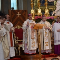 Foto Nicoloro G.  29/04/2014   Ravenna   Cerimonia nella Basilica di Santa Maria in Porto per l' arrivo delle reliquie di Giovanni Paolo II. nella foto monsignore Mierczyslaw Mokrzycki, arcivescovo di Leopoli, che fu segretario di Giovanni Paolo II e che ha portato a Ravenna le reliquie di Giovanni Paolo II, mentre celebra messa. Accanto a destra l' arcivescovo di Ravenna Lorenzo Ghizzoni.