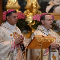 Foto Nicoloro G.  29/04/2014   Ravenna   Cerimonia nella Basilica di Santa Maria in Porto per l' arrivo delle reliquie di Giovanni Paolo II. nella foto monsignore Mierczyslaw Mokrzycki, arcivescovo di Leopoli, che fu segretario di Giovanni Paolo II e che ha portato a Ravenna le reliquie di Giovanni Paolo II, mentre celebra messa. Accanto a destra l' arcivescovo di Ravenna Lorenzo Ghizzoni.