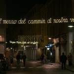 Foto Nicoloro G.   29/11/2020   Ravenna    Accese nelle vie della citta' le luminarie che quest' anno, in ricorrenza delle celebrazioni per i 700 anni dalla morte di Dante Alighieri, comprendono anche installazioni denominate ' la luce delle parole ' e che sono endecasillabi tratti dalla Divina Commedia. nella foto uno degli endecasillabi tratto dalla Divina Commedia.