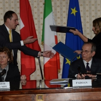 Foto Nicoloro G.   23/02/2015   Milano    Firmato l' accordo sullo scambio d' informazioni tra i ministri di Economia e Finanze di Italia e Svizzera. nella il ministro svizzero Eveline Widmer-Schlumpf e il ministro italiano Pier Carlo Padoan all' atto della firma.