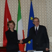 Foto Nicoloro G. 23/02/2015 Milano Firmato l' accordo sullo scambio d' informazioni tra i ministri di Economia e Finanze di Italia e Svizzera. nella foto stretta di mano tra il ministro svizzero Eveline Widmer-Schlumpf e il ministro italiano Pier Carlo Padoan.