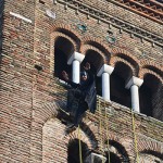 Foto Nicoloro G.   Ravenna   Le due associazioni di donatori volontari di sangue, quella dell' ospedale di Ravenna e l' altra della Polizia di Stato, hanno organizzato questo evento per sensibilizzare alla donazione di sangue. L' evento vede un gruppo di supereroi come Superman, Spiderman, Hulk e altri, raggiungere la vetta del campanile della basilica di San Francesco e poi calarsi in una discesa mozzafiato per la gioia dei tanti bambini presenti. Il gruppo dei supereroi acrobatici e'  una organizzazione di volontari che normalmente opera  nei reparti di pediatria degli ospedali per portare conforto e un sorriso ai bambini ricoverati. nella foto un momento della discesa dalla vetta del campanile.