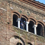 Foto Nicoloro G.   14/12/2024   Ravenna   Le due associazioni di donatori volontari di sangue, quella dell' ospedale di Ravenna e l' altra della Polizia di Stato, hanno organizzato questo evento per sensibilizzare alla donazione di sangue. L' evento vede un gruppo di supereroi come Superman, Spiderman, Hulk e altri, raggiungere la vetta del campanile della basilica di San Francesco e poi calarsi in una discesa mozzafiato per la gioia dei tanti bambini presenti. Il gruppo dei supereroi acrobatici e'  una organizzazione di volontari che normalmente opera  nei reparti di pediatria degli ospedali per portare conforto e un sorriso ai bambini ricoverati. nella foto un momento della discesa dalla vetta del campanile.