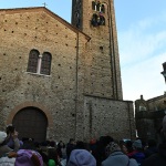 Foto Nicoloro G.   14/12/2024   Ravenna   Le due associazioni di donatori volontari di sangue, quella dell' ospedale di Ravenna e l' altra della Polizia di Stato, hanno organizzato questo evento per sensibilizzare alla donazione di sangue. L' evento vede un gruppo di supereroi come Superman, Spiderman, Hulk e altri, raggiungere la vetta del campanile della basilica di San Francesco e poi calarsi in una discesa mozzafiato per la gioia dei tanti bambini presenti. Il gruppo dei supereroi acrobatici e'  una organizzazione di volontari che normalmente opera  nei reparti di pediatria degli ospedali per portare conforto e un sorriso ai bambini ricoverati. nella foto una folla di bambini con i genitori per assistere all' evento.
