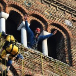 Foto Nicoloro G.   14/12/2024   Ravenna   Le due associazioni di donatori volontari di sangue, quella dell' ospedale di Ravenna e l' altra della Polizia di Stato, hanno organizzato questo evento per sensibilizzare alla donazione di sangue. L' evento vede un gruppo di supereroi come Superman, Spiderman, Hulk e altri, raggiungere la vetta del campanile della basilica di San Francesco e poi calarsi in una discesa mozzafiato per la gioia dei tanti bambini presenti. Il gruppo dei supereroi acrobatici e'  una organizzazione di volontari che normalmente opera  nei reparti di pediatria degli ospedali per portare conforto e un sorriso ai bambini ricoverati. nella foto un momento della discesa dalla vetta del campanile.