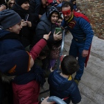 Foto Nicoloro G.   14/12/2024   Ravenna   Le due associazioni di donatori volontari di sangue, quella dell' ospedale di Ravenna e l' altra della Polizia di Stato, hanno organizzato questo evento per sensibilizzare alla donazione di sangue. L' evento vede un gruppo di supereroi come Superman, Spiderman, Hulk e altri, raggiungere la vetta del campanile della basilica di San Francesco e poi calarsi in una discesa mozzafiato per la gioia dei tanti bambini presenti. Il gruppo dei supereroi acrobatici e'  una organizzazione di volontari che normalmente opera  nei reparti di pediatria degli ospedali per portare conforto e un sorriso ai bambini ricoverati. nella foto molto richiesto un abbraccio e una foto con Superman.