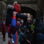 Foto Nicoloro G.   14/12/2024   Ravenna   Le due associazioni di donatori volontari di sangue, quella dell' ospedale di Ravenna e l' altra della Polizia di Stato, hanno organizzato questo evento per sensibilizzare alla donazione di sangue. L' evento vede un gruppo di supereroi come Superman, Spiderman, Hulk e altri, raggiungere la vetta del campanile della basilica di San Francesco e poi calarsi in una discesa mozzafiato per la gioia dei tanti bambini presenti. Il gruppo dei supereroi acrobatici e'  una organizzazione di volontari che normalmente opera  nei reparti di pediatria degli ospedali per portare conforto e un sorriso ai bambini ricoverati. nella foto molto richiesto un abbraccio e una foto con Spiderman.