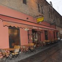 Foto Nicoloro G. 04/01/2012 Ferrara L' enoteca " al Brindisi " di Ferrara, posta in un vicoletto di fianco al Duomo, e' entrata nel " Guinness dei primati " come la piu' antica osteria del mondo. La prima documentazione risale al 1435 con il nome di " Hostaria del Chiuchiolino ", da ciuc-ubriaco, e ha avuto tra i suoi frequentatori Benvenuto Cellini, Tiziano Vecellio, Ludovico Ariosto, Torquato Tasso. Nei locali al primo piano del fabbricato compi' gli studi Niccolo' Copernico, che a Ferrara si laureo'. Dal mese di giugno del 2010 e' membro dei " Locali Storici d' Italia ". nella foto La facciata del fabbricato