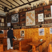 Foto Nicoloro G. 04/01/2012 Ferrara L' enoteca " al Brindisi " di Ferrara, posta in un vicoletto di fianco al Duomo, e' entrata nel " Guinness dei primati " come la piu' antica osteria del mondo. La prima documentazione risale al 1435 con il nome di " Hostaria del Chiuchiolino ", da ciuc-ubriaco, e ha avuto tra i suoi frequentatori Benvenuto Cellini, Tiziano Vecellio, Ludovico Ariosto, Torquato Tasso. Nei locali al primo piano del fabbricato compi' gli studi Niccolo' Copernico, che a Ferrara si laureo'. Dal mese di giugno del 2010 e' membro dei " Locali Storici d' Italia ". nella foto L'interno