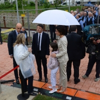 Foto Nicoloro G.   01/05/2015  Milano   Al via l' Expo Milano 2015, l' Esposizione Internazionale che l'Italia ospiterà dal primo Maggio al 31 Ottobre 2015. nella foto il premier Matteo Renzi, con moglie e figlia, parla con una persona dello staff.