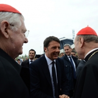 Foto Nicoloro G.   01/05/2015  Milano   Al via l' Expo Milano 2015, l' Esposizione Internazionale che l'Italia ospiterà dal primo Maggio al 31 Ottobre 2015. nella foto il premier Matteo Renzi saluta da sinistra i cardinali Angelo Scola e Gianfranco Ravasi.