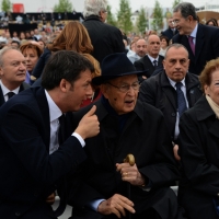 Foto Nicoloro G.   01/05/2015  Milano   Al via l' Expo Milano 2015, l' Esposizione Internazionale che l'Italia ospiterà dal primo Maggio al 31 Ottobre 2015. nella foto il premier Matteo Renzi discute con il presidente emerito Giorgio Napolitano.