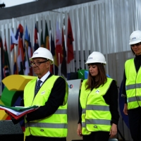 Foto Nicoloro G.   01/05/2015  Milano   Al via l\' Expo Milano 2015, l\' Esposizione Internazionale che l\'Italia ospiterà dal primo Maggio al 31 Ottobre 2015. nella foto viene portato il Tricolore.