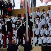 Foto Nicoloro G.   01/05/2015  Milano   Al via l' Expo Milano 2015, l' Esposizione Internazionale che l'Italia ospiterà dal primo Maggio al 31 Ottobre 2015. nella foto il Coro dei Piccoli Cantori di Milano canta l' Inno di Mameli mentre il picchetto d' onore dei Carabinieri alza il Tricolore.