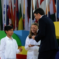 Foto Nicoloro G.   01/05/2015  Milano   Al via l' Expo Milano 2015, l' Esposizione Internazionale che l'Italia ospiterà dal primo Maggio al 31 Ottobre 2015. nella foto il premier parla con i due bambini che gli hanno portato il tablet sul quale ha firmato l' apertura ufficiale di Expo 2015.