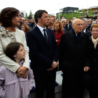 Foto Nicoloro G.   01/05/2015  Milano   Al via l' Expo Milano 2015, l' Esposizione Internazionale che l'Italia ospiterà dal primo Maggio al 31 Ottobre 2015. nella foto il premier Matteo Renzi con moglie Agnese e figlia e il presidente emerito Giorgio Napolitano con la moglie Clio.
