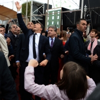 Foto Nicoloro G.   01/05/2015  Milano   Al via l' Expo Milano 2015, l' Esposizione Internazionale che l'Italia ospiterà dal primo Maggio al 31 Ottobre 2015. nella foto il premier Matteo Renzi con la figlia gioca a toccare delle bolle di sapone.