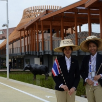 Foto Nicoloro G.   01/05/2015  Milano   Al via l' Expo Milano 2015, l' Esposizione Internazionale che l'Italia ospiterà dal primo Maggio al 31 Ottobre 2015. nella foto due hostess del padiglione della Thailandia.