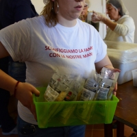Foto Nicoloro G.   28/03/2015   Ravenna    Nell' ambito delle iniziative per Expo 2015 il progetto " ANCI per Expo 2015 " fa tappa a Ravenna con un evento di solidarietà, " Stop Hunger Now ", che realizza il confezionamento di 10.000 pasti liofilizzati destinati al Sud del Mondo. nella foto i pasti pronti per essere inscatolati e spediti.