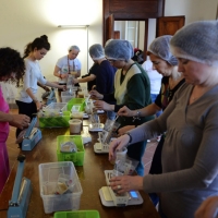 Foto Nicoloro G.   28/03/2015   Ravenna    Nell' ambito delle iniziative per Expò 2015 il progetto " ANCI per Expò 2015 " fa tappa a Ravenna con un evento di solidarietà, " Stop Hunger Now ", che realizza il confezionamento di 10.000 pasti liofilizzati destinati al Sud del Mondo. nella foto alcuni dei tanti volontari intenti al confezionamento dei pasti liofilizzati.
