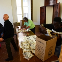 Foto Nicoloro G.   28/03/2015   Ravenna    Nell\' ambito delle iniziative per Expo 2015 il progetto \" ANCI per Expo 2015 \" fa tappa a Ravenna con un evento di solidarietà, \" Stop Hunger Now \", che realizza il confezionamento di 10.000 pasti liofilizzati destinati al Sud del Mondo. nella foto i pasti confezionati vengono inscatolati pronti per la spedizione.