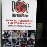 Foto Nicoloro G.   28/03/2015   Ravenna    Nell\' ambito delle iniziative per Expo 2015 il progetto \" ANCI per Expo 2015 \" fa tappa a Ravenna con un evento di solidarietà, \" Stop Hunger Now \", che realizza il confezionamento di 10.000 pasti liofilizzati destinati al Sud del Mondo. nella foto il logo dell\' organizzazione internazionle statunitense \" Stop Hunger Now \" che si occupa della fornitura di cibo alle popolazione più bisognose.