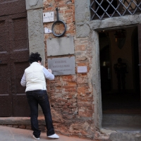Foto Nicoloro G. 12/04/2013 Milano Il 22 aprile 1909 nasceva a Fucecchio, in provincia di Firenze, il giornalista Indro Montanelli. Oggi a Fucecchio nel palazzo che ospita la Fondazione Montanelli Bassi, voluta dallo stesso giornalista nel 1987, è possibile ammirare numerosi cimeli appartenuti al giornalista toscano scomparso il 22 luglio 2001 a Milano. nella foto Ingresso della Fondazione Montanelli Bassi – Museo 