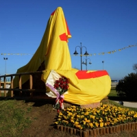 Foto Nicoloro G.  14/02/2014   Cesenatico (FC)   Cerimonia di "svelatura" della statua in bronzo di Marco Pantani a dieci anni dalla morte del campione di ciclismo. nella foto il monumento del Pirata prima della "svelatura".