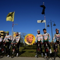 Foto Nicoloro G.  14/02/2014   Cesenatico (FC)   Cerimonia di "svelatura" della statua in bronzo di Marco Pantani a dieci anni dalla morte del campione di ciclismo. nella foto alcuni giovani fans del Pirata intervenuti alla cerimonia.