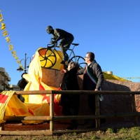 Foto Nicoloro G.  14/02/2014   Cesenatico (FC)   Cerimonia di "svelatura" della statua in bronzo di Marco Pantani a dieci anni dalla morte del campione di ciclismo. nella foto la madre del Pirata signora Tonina e il sindaco di Cesenatico Roberto Buda nel momento della " svelatura" della statua del campione.