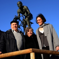 Foto Nicoloro G.  14/02/2014   Cesenatico (FC)   Cerimonia di "svelatura" della statua in bronzo di Marco Pantani a dieci anni dalla morte del campione di ciclismo. nella foto da sinistra i genitori del campione Paolo e Tonina Pantani e la scultrice Emanuela Pierantozzi che ha realizzato la scultura del Pirata.
