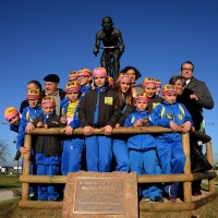 Foto Nicoloro G.  14/02/2014   Cesenatico (FC)   Cerimonia di "svelatura" della statua in bronzo di Marco Pantani a dieci anni dalla morte del campione di ciclismo. nella foto i genitori del campione Paolo e Tonina Pantani tra un gruppo di giovani fans del Pirata.