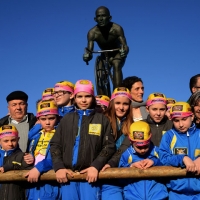 Foto Nicoloro G.  14/02/2014   Cesenatico (FC)   Cerimonia di "svelatura" della statua in bronzo di Marco Pantani a dieci anni dalla morte del campione di ciclismo. nella foto i genitori del campione Paolo e Tonina Pantani tra un gruppo di giovani fans del Pirata.
