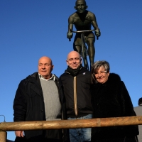 Foto Nicoloro G.  14/02/2014   Cesenatico (FC)   Cerimonia di "svelatura" della statua in bronzo di Marco Pantani a dieci anni dalla morte del campione di ciclismo. nella foto al centro l' attore Rolando Ravello, che ha interpretato il Pirata nel film a lui dedicato, tra i genitori del campione Paolo e Tonina Pantani.