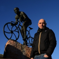 Foto Nicoloro G.  14/02/2014   Cesenatico (FC)   Cerimonia di "svelatura" della statua in bronzo di Marco Pantani a dieci anni dalla morte del campione di ciclismo. nella foto l' attore Rolando Ravello che ha interpretato il Pirata nel film a lui dedicato.