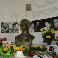 Foto Nicoloro G.  14/02/2014   Cesenatico (FC)   Cerimonia di "svelatura" della statua in bronzo di Marco Pantani a dieci anni dalla morte del campione di ciclismo. nella foto l' interno della tomba di Marco Pantani.