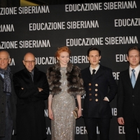 Foto Nicoloro G. 22/02/2013 Milano Anteprima al cinema Odeon del film ” Educazione siberiana ” alla presenza del regista e degli attori protagonisti. nella foto John Malkovich – Gabriele Salvatores – Eleanor Tomlinson – Arnas Fedaravicius – Vilius Tumalavicius