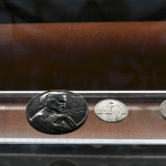 Foto Nicoloro G.   14/05/2021   Ravenna   Anteprima stampa dell' apertura del Museo Dante nell' ambito delle celebrazioni per il settimo centenario della morte del Sommo Poeta. nella foto alcune medaglie commemorative coniate nel 1921 in occasione del sesto centenario della morte di Dante.