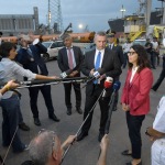 12/08/2022  Ravenna  E' approdata nel porto di Ravenna la prima nave proveniente dall' Ucraina con un carico di 15mila tonnellate di mais per uso zootecnico. nella foto da sinistra l' assessora Annagiulia Randi, l' ambasciatore Yaroslav Melnyk e il comandante della Guardia Costiera Francesco Cimmino.