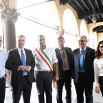 12/08/2022  Ravenna  E' approdata nel porto di Ravenna la prima nave proveniente dall' Ucraina con un carico di 15mila tonnellate di mais per uso zootecnico. nella foto di gruppo con l' ambasciatore ucraino Yaroslav Melnyk, il sindaco Michele de Pascale, il vicesindaco Eugenio Fusignani e l' assessora Annagiulia Randi.