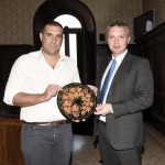 12/08/2022  Ravenna  E' approdata nel porto di Ravenna la prima nave proveniente dall' Ucraina con un carico di 15mila tonnellate di mais per uso zootecnico. nella foto a sinistra il sindaco di Ravenna Michele de Pascale e l' ambasciatore ucraino Yaroslav Melnyk.