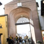 24/10/2021   Ravenna   Nell\' ambito delle Celebrazioni dantesche sono arrivati in citta\' i cavalieri dell\' associazione \' Natura a Cavallo \' che hanno portato a termine la mappatura del Cammino di Dante a cavallo, un itinerario che prevede andata e ritorno tra le citta\' di Ravenna e Firenze. nella foto i cavalieri di \' Natura a Cavallo \' entrano in citta\' dalla storica Porta Sisi.