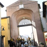 24/10/2021   Ravenna   Nell\' ambito delle Celebrazioni dantesche sono arrivati in citta\' i cavalieri dell\' associazione \' Natura a Cavallo \' che hanno portato a termine la mappatura del Cammino di Dante a cavallo, un itinerario che prevede andata e ritorno tra le citta\' di Ravenna e Firenze. nella foto i cavalieri di \' Natura a Cavallo \' entrano in citta\' dalla storica Porta Sisi.