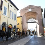 24/10/2021   Ravenna   Nell\' ambito delle Celebrazioni dantesche sono arrivati in citta\' i cavalieri dell\' associazione \' Natura a Cavallo \' che hanno portato a termine la mappatura del Cammino di Dante a cavallo, un itinerario che prevede andata e ritorno tra le citta\' di Ravenna e Firenze. nella foto i cavalieri di \' Natura a Cavallo \' entrano in citta\' dalla storica Porta Sisi.