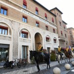 24/10/2021   Ravenna   Nell\' ambito delle Celebrazioni dantesche sono arrivati in citta\' i cavalieri che hanno portato a termine la mappatura del Cammino di Dante a cavallo, un itinerario che prevede andata e ritorno tra le citta\' di Ravenna e Firenze. nella foto i cavalieri dell\' associazione \' Natura a Cavallo \' attraversano la citta\'.