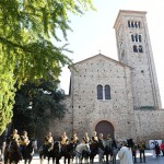 24/10/2021   Ravenna   Nell\' ambito delle Celebrazioni dantesche sono arrivati in citta\' i cavalieri dell\' associazione \' Natura a Cavallo \' che hanno portato a termine la mappatura del Cammino di Dante a cavallo, un itinerario che prevede andata e ritorno tra le citta\' di Ravenna e Firenze. nella foto i cavalieri dell\' associazione \' Natura a Cavallo \' schierati davanti alla Basilica di San Francesco ricevono la benedizione da padre Ivo Laurentini.