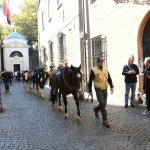 24/10/2021   Ravenna   Nell' ambito delle Celebrazioni dantesche sono arrivati in citta' i cavalieri che hanno portato a termine la mappatura del Cammino di Dante a cavallo, un itinerario che prevede andata e ritorno tra le citta' di Ravenna e Firenze. nella foto i cavalieri di ' Natura a Cavallo ' rendono omaggio alla Tomba di Dante.