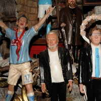 Foto Nicoloro G. 24/12/2011 Napoli E' tradizione che gli artigiani presepiali della storica Via San Gregorio Armeno creino non solo pastori e presepi ma volgano anche l' attenzione ai personaggi della cronaca per poi farne statuine. nella foto le statuine di Marek Hamsik – Aurelio De Laurentis – Walter Mazzarri