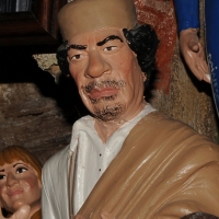 Foto Nicoloro G. 24/12/2011 Napoli E' tradizione che gli artigiani presepiali della storica Via San Gregorio Armeno creino non solo pastori e presepi ma volgano anche l' attenzione ai personaggi della cronaca per poi farne statuine. nella foto la statuina di Moammar Gheddafi