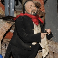 Foto Nicoloro G. 24/12/2011 Napoli E' tradizione che gli artigiani presepiali della storica Via San Gregorio Armeno creino non solo pastori e presepi ma volgano anche l' attenzione ai personaggi della cronaca per poi farne statuine. nella foto la statuina di Luciano Pavarotti